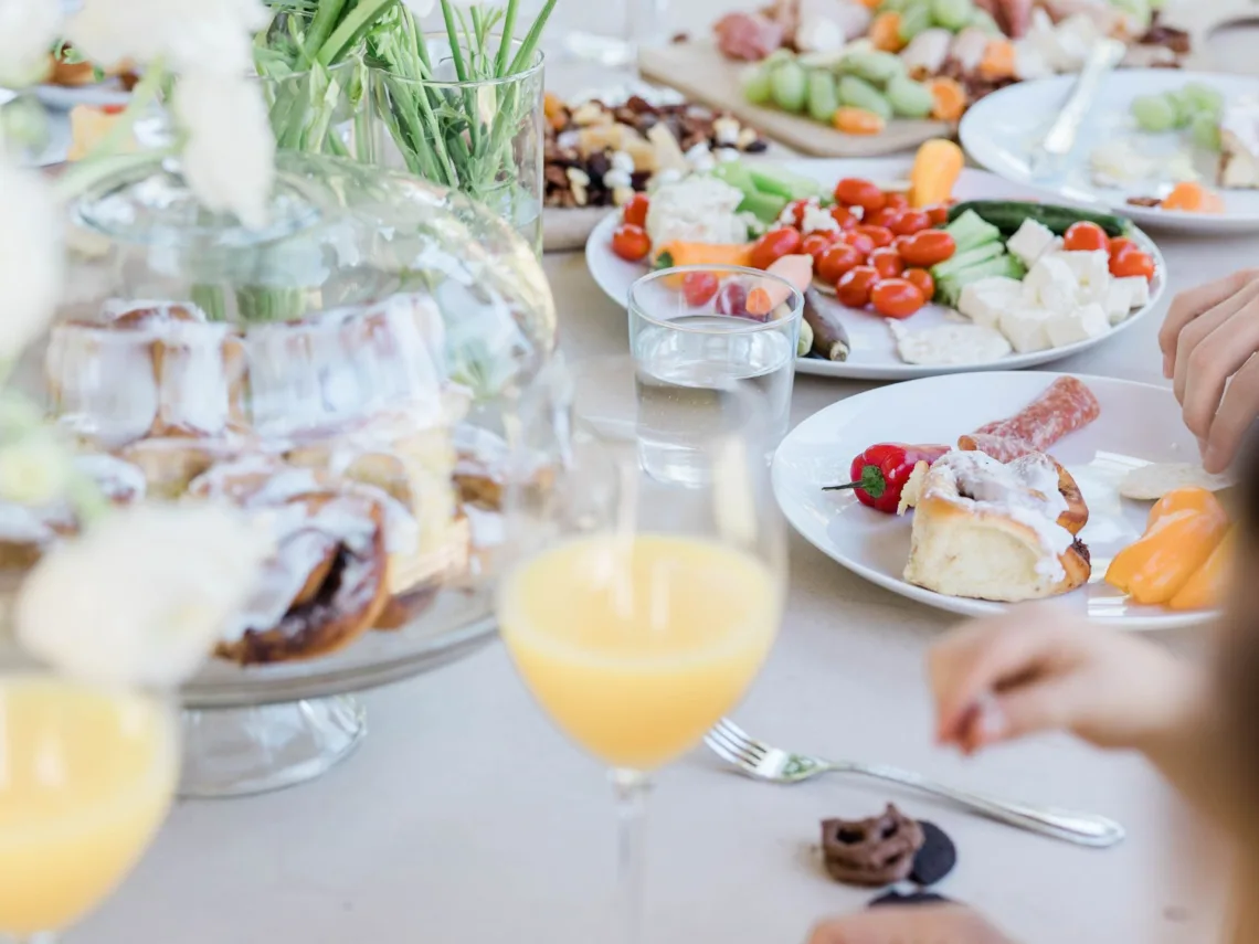 A wedding table filled with wedding brunch food and drink ideas.